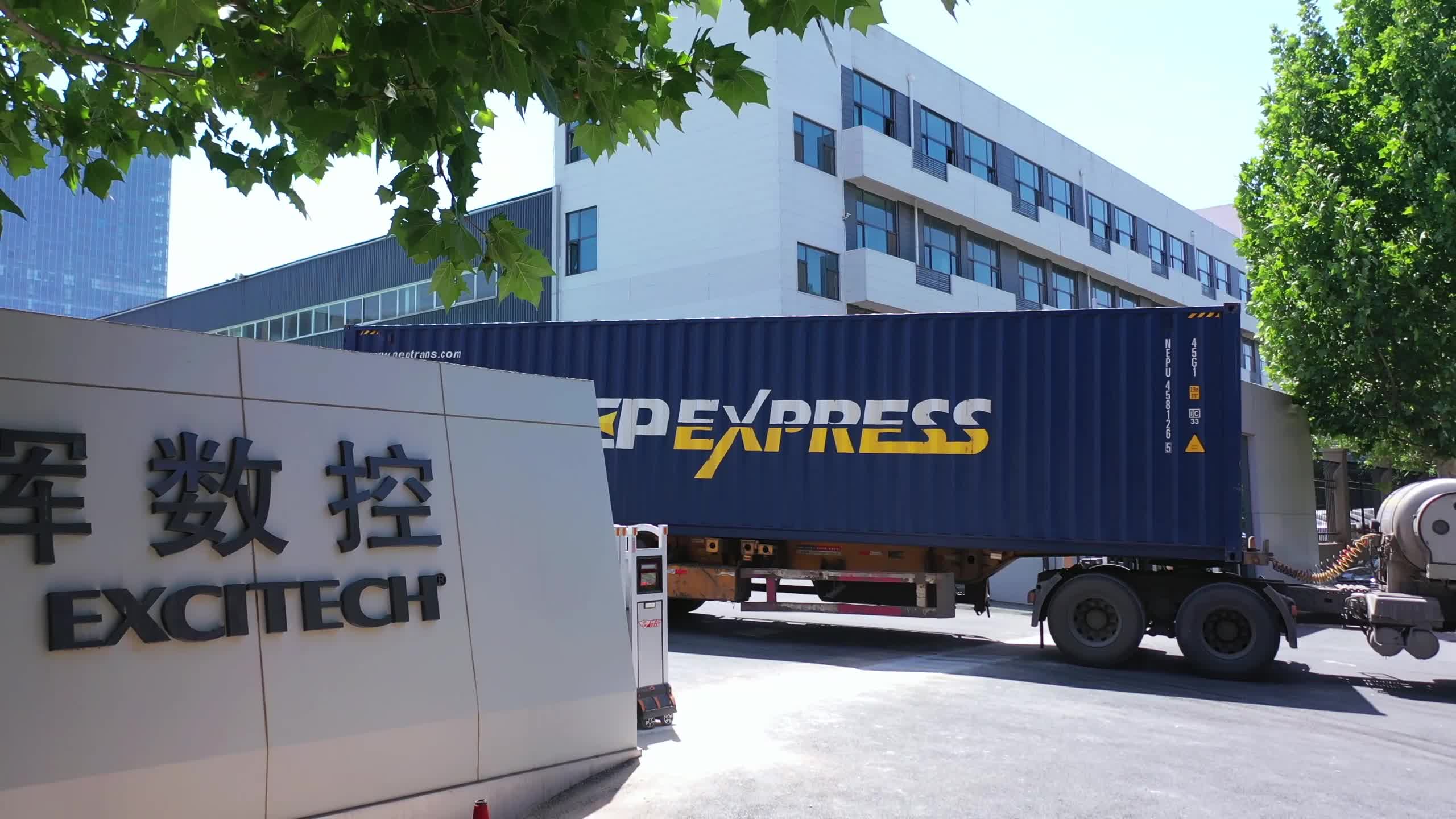 Az Excitech gyár küldi az ügyfelek megrendeléseit. Biztonságosan szállítsa az árut az ügyfél gyárába